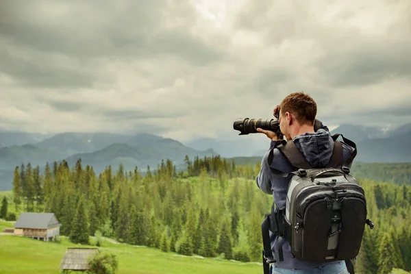 自然写真家の山で写真を撮る — ストック写真