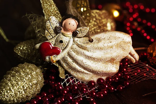 Anioł Zabytkowych Zabawek Anioł Zabawka Sercem Dłoni Tle Boże Narodzenie — Zdjęcie stockowe