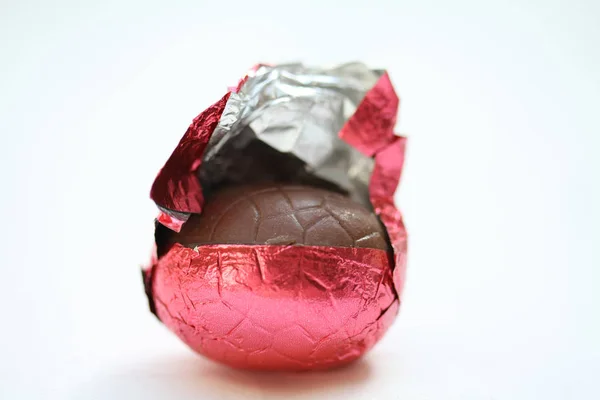 Ovo Páscoa Chocolate Envoltório Vermelho Close — Fotografia de Stock