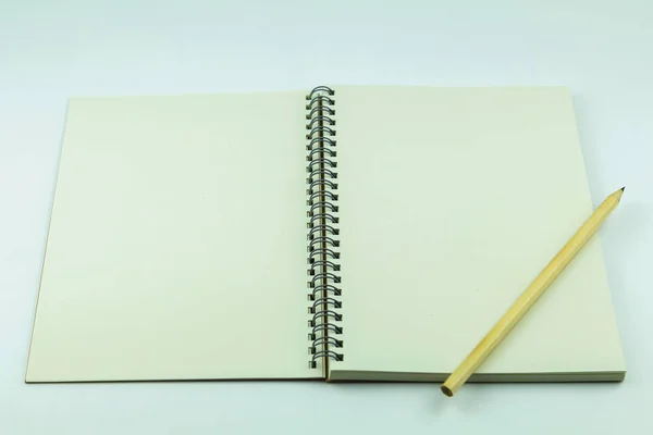 Ανοίξτε Σημειωματάριο Μολύβι Στο Λευκό Φόντο — Φωτογραφία Αρχείου