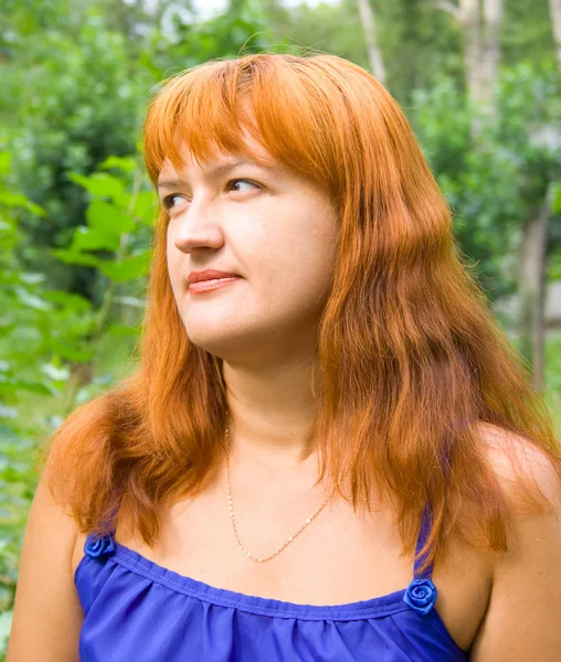 Retrato Mulher Vermelha Fundo Verde — Fotografia de Stock