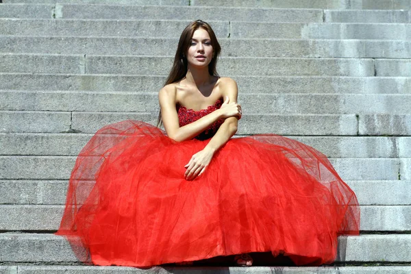 Mujer Joven Vestido Gótico Rojo —  Fotos de Stock