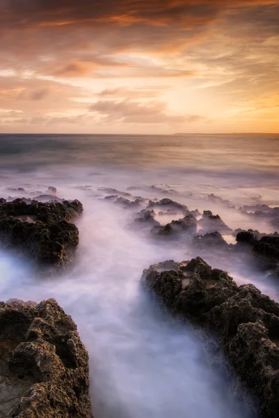 Mempengaruhi Lanskap Matahari Terbenam Atas Laut — Stok Foto