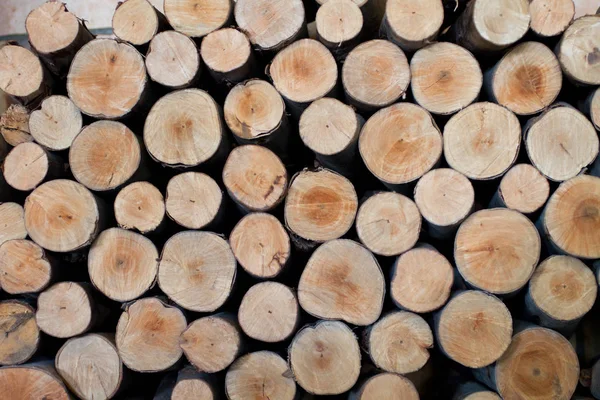 Hintergrund Aus Dem Gesägten Kiefernbrennholz — Stockfoto