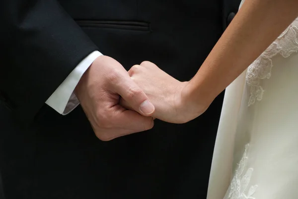Bruden Och Brudgummen Visar Tillgivenhet — Stockfoto