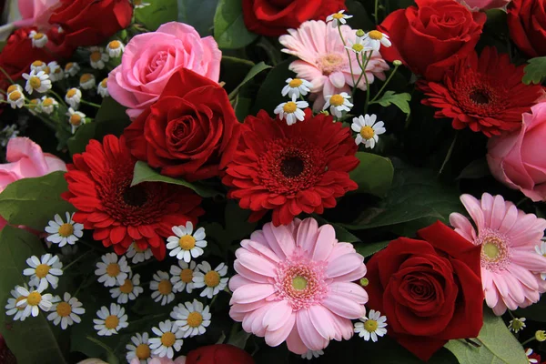 Gerberas Růže Červeném Růžovém Míchané Květinové Úpravě — Stock fotografie