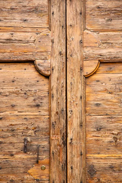 Cavaria 抽象さびた真鍮茶色ノッカー ドア教会の閉鎖木材ロンバルディア イタリア ヴァレーゼ — ストック写真