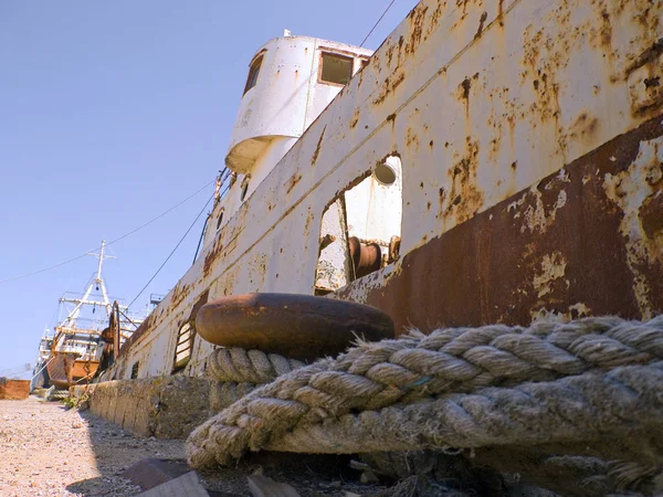 码头上一艘生锈的旧船的细节 — 图库照片