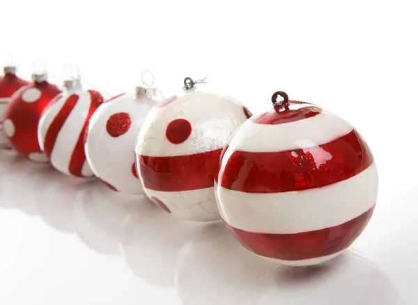 Una Selección Adornos Navidad Rojos Blancos Sobre Fondo Blanco Enfoque —  Fotos de Stock