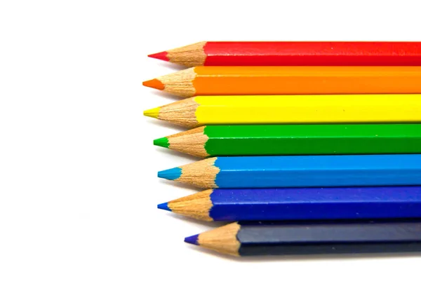 Beyaz Üzerine Farklı Renk Kalemler Yakın Çekim — Stok fotoğraf
