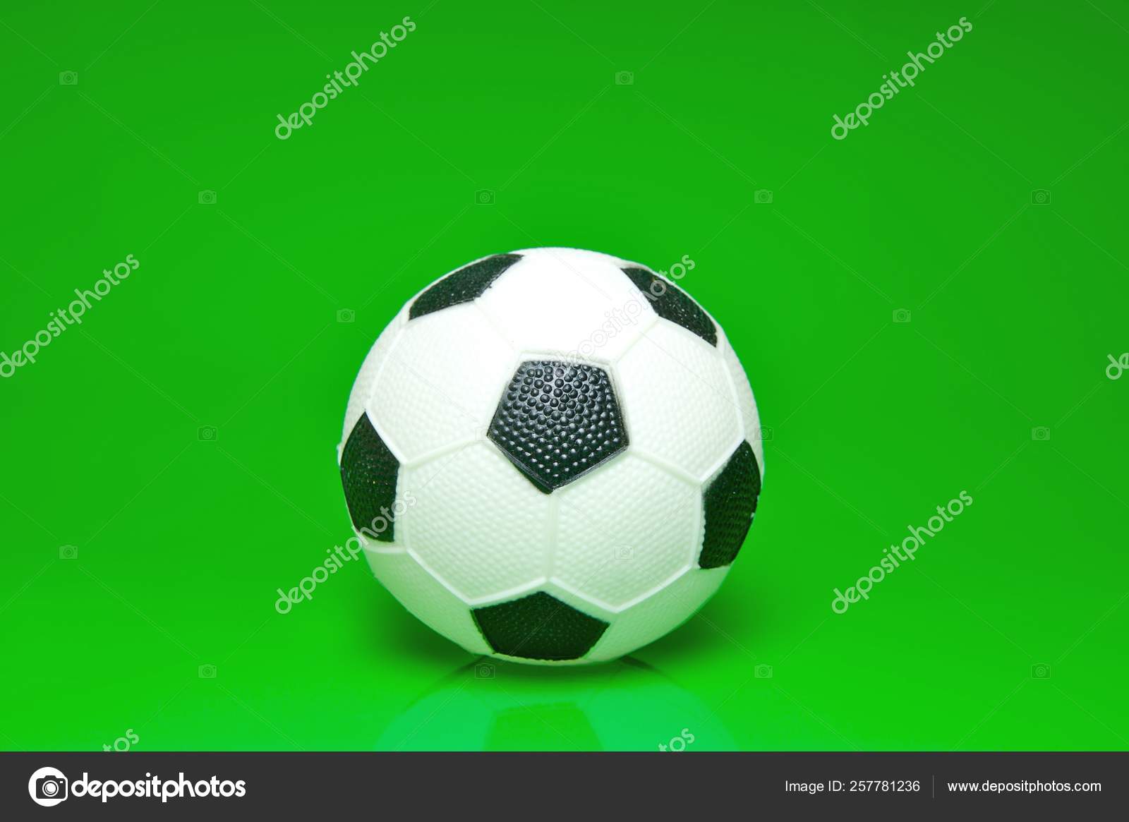 Uma Bola Futebol Isolada Contra Fundo Verde Stock Photo C Yayimages 257781236