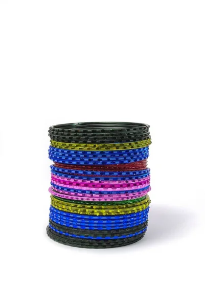 Gekleurde Metalen Armband Ringen Witte Achtergrond — Stockfoto