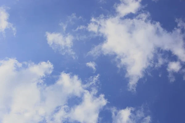 Blauwe Lucht Met Sommige Witte Wolken Zomer — Stockfoto