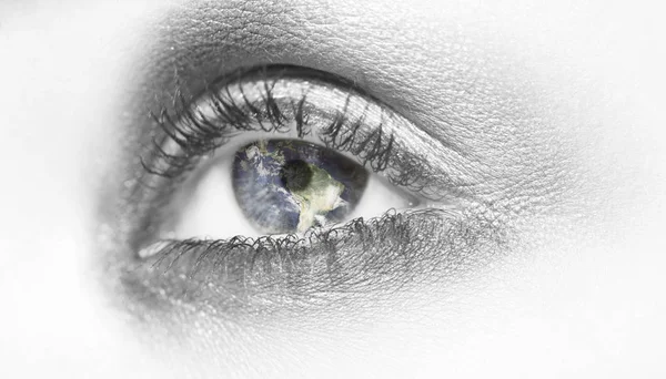 Una Composición Con Tierra Los Ojos Una Mujer — Foto de Stock