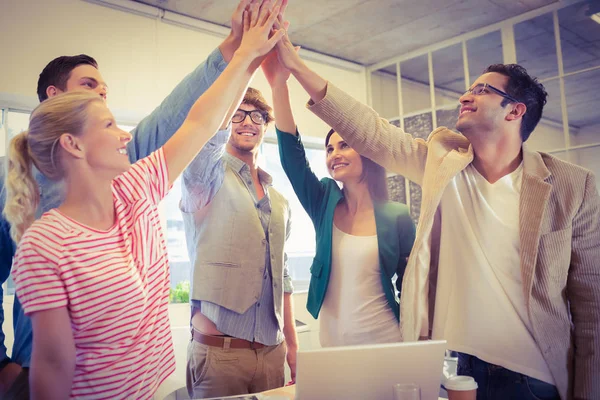 Feliz Equipo Negocios Haciendo Controles Manos Oficina — Foto de Stock