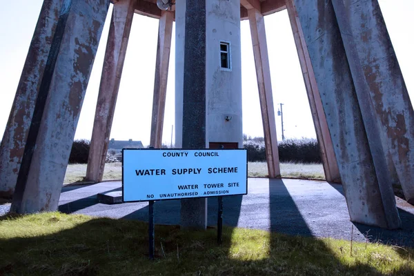 Skylt Ett Vattentorn Den Irländska Landsbygden Varm Dag — Stockfoto