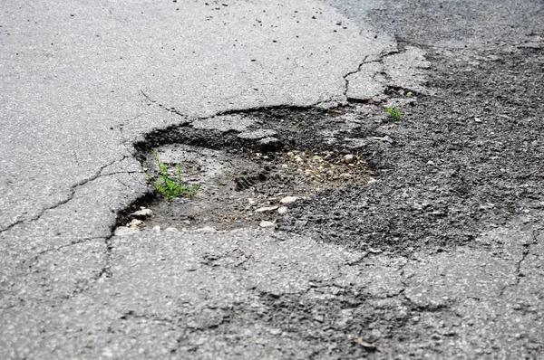 地域密着型道路の損傷やポット穴コンセプト通り — ストック写真