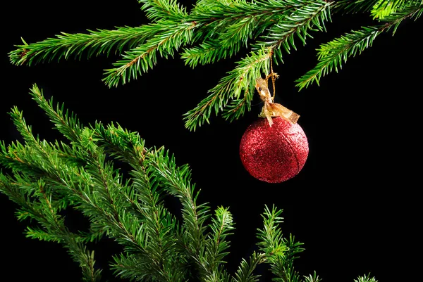 Karanlık Arka Planda Noel Ağacı Süslemesi — Stok fotoğraf