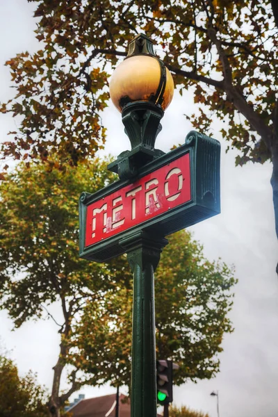 Poste Con Cartel Del Metro París Francia — Foto de Stock