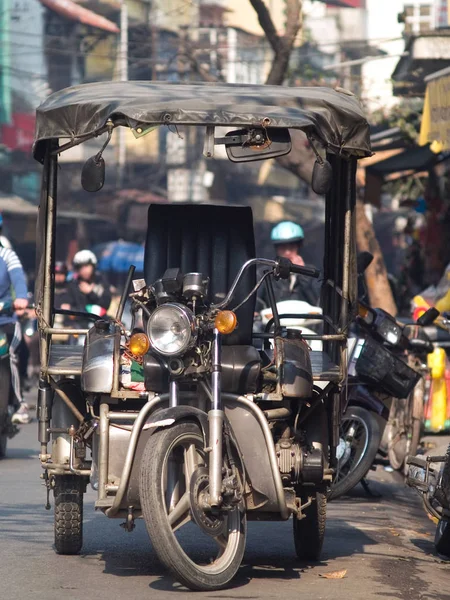 Ταξί Στο Δρόμο Στο Ανόι Του Βιετνάμ Ρηχό Βάθος Πεδίου — Φωτογραφία Αρχείου