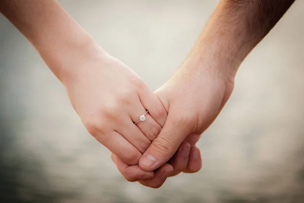 Hände Die Sich Auf Einem Schönen Verschwommenen Wasserhintergrund Halten Eine — Stockfoto