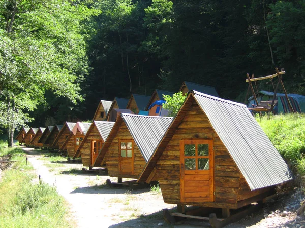 Små Hus Skog Nära Floden — Stockfoto