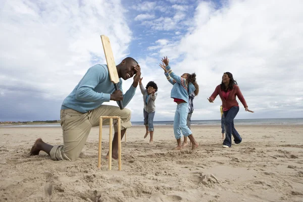 Família Jogando Críquete Praia — Fotografia de Stock