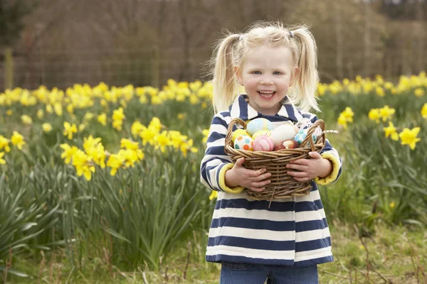 Niña Sosteniendo Cesta Huevos Decorados Campo Narciso —  Fotos de Stock