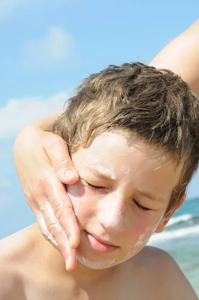 Menino Manhã Praia Creme Espalhado Para Queimaduras Solares — Fotografia de Stock