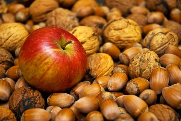 Malé Červené Jablko Ořechy — Stock fotografie