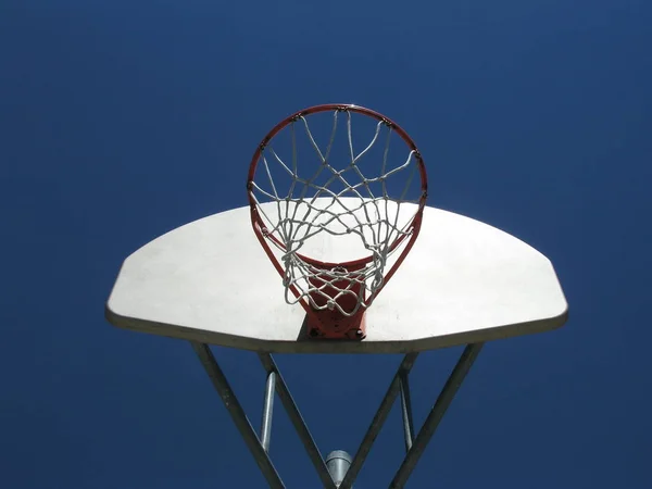 当地学校的篮球目标 — 图库照片