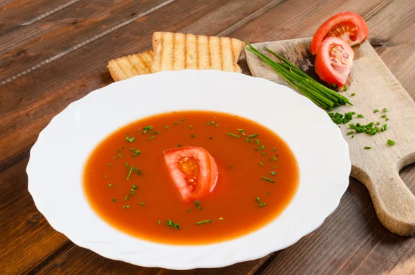 Zuppa Pomodoro Con Pane Tostato Erba Cipollina Piastra Legno — Foto Stock