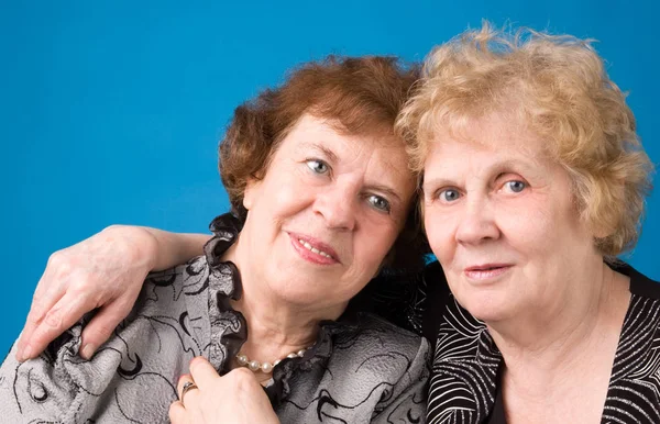 Ritratto Due Donne Anziane Allegre Uno Sfondo Blu Scuro — Foto Stock