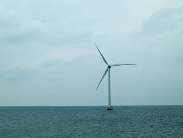 替代能源 海上大型风力发电机从大自然中发电 — 图库照片