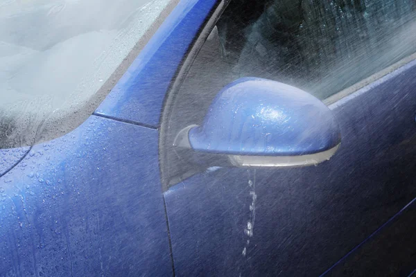 Mavi Bir Arabaya Püskürtme — Stok fotoğraf