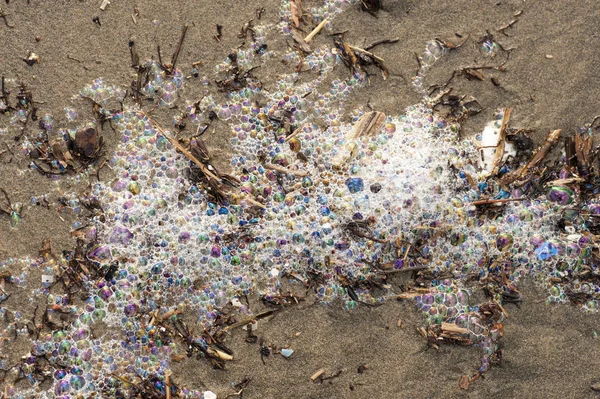 Kleurrijke Schuim Bubbels Geïnduceerd Door Vervuiling Het Zeewater Strand — Stockfoto