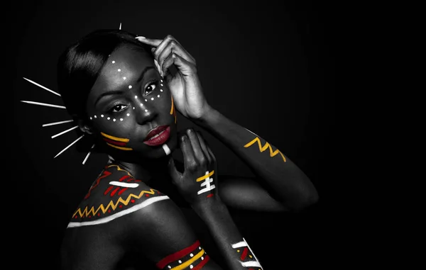 Vackra Exotiska Afrikanska Modellskor Ansikte Med Tribal Gult Rött Och — Stockfoto