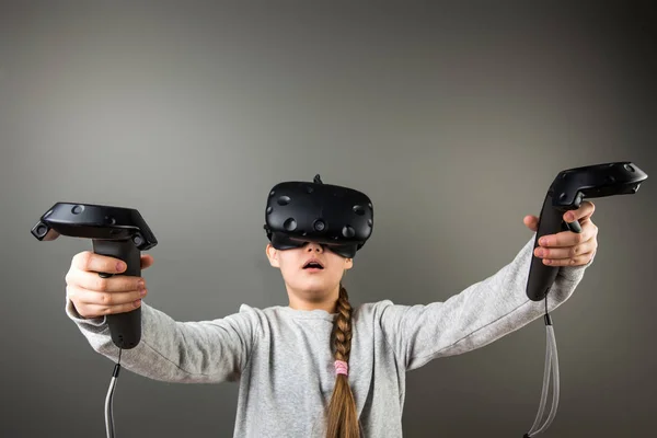 Verrast Schattige Kleine Kind Meisje Spelen Spel Virtual Reality Bril — Stockfoto