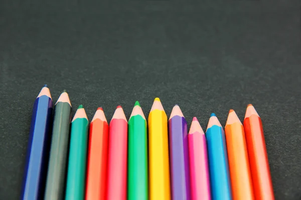 Crayons Différentes Couleurs Gros Plan Isolés Sur Noir — Photo