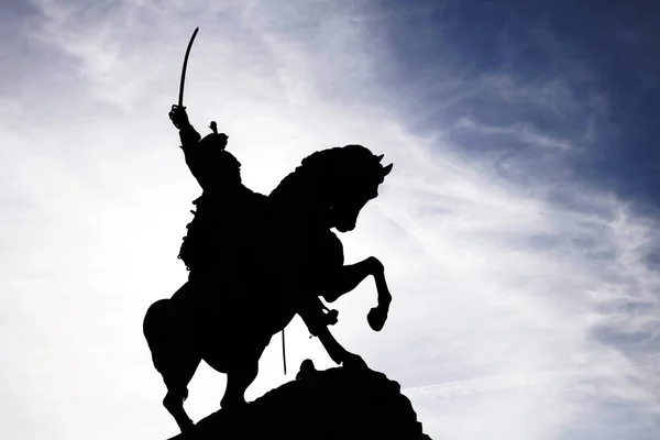 Estátua Cavaleiro Montado Sabre Cavalo Silhueta — Fotografia de Stock