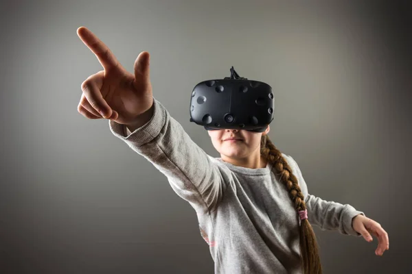 Verrast Klein Meisje Met Behulp Van Een Virtual Reality Headset — Stockfoto
