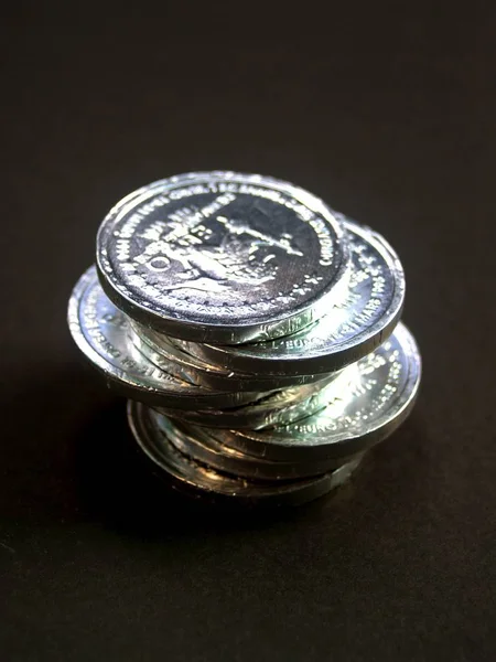 Деньги Стек Монет Коричневом Фоне — стоковое фото