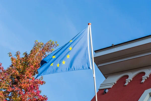 Bandiera Fronte Vecchio Edificio Sullo Sfondo Cielo Blu — Foto Stock