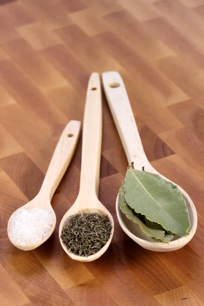 Fancy Wood Spoons Fine Wood Cutting Board Bay Leaf Coarse — Stock Photo, Image