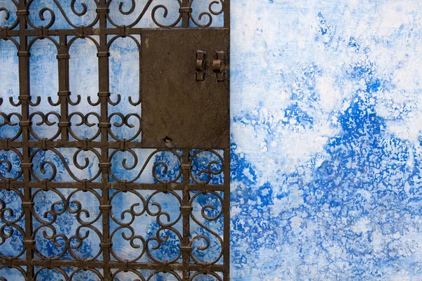 Puerta Hierro Marroquí Pared Azul — Foto de Stock