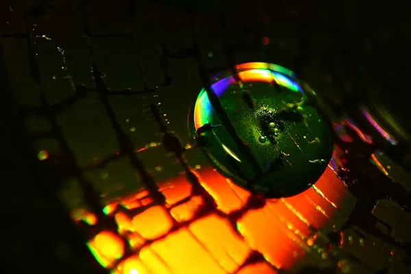 Una Gota Agua Agrietado Con Colores Naranja Brillante Verde — Foto de Stock