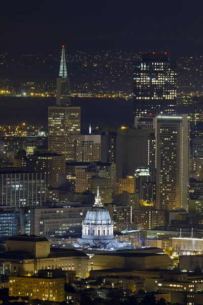 旧金山市政厅与天际线摩天大楼在夜间背景 — 图库照片