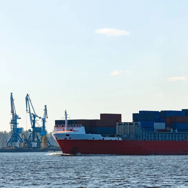 Röd Containerfartyg Segling Östersjön — Stockfoto