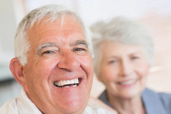Uśmiechnięta Starsza Para Siedzi Kanapie Domu Salonie — Zdjęcie stockowe