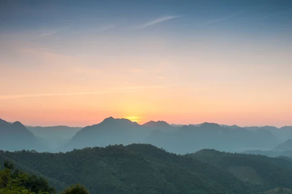 Majestuoso Atardecer Paisaje Las Montañas Madre Nacional Tailandia — Foto de Stock